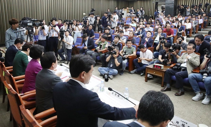 3일 여의도 국회에서 자유한국당 '조국 후보자의 거짓과 선동, 대국민 고발 언론 간담회'가 열리고 있다. 연합뉴스