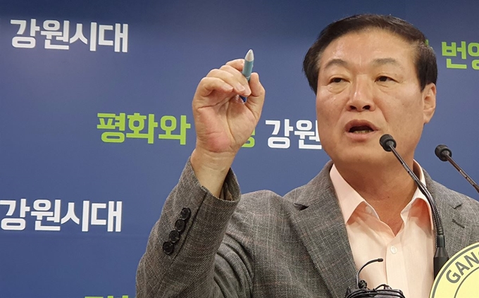 정만호 경제부지사가 지난달 30일 오후 강원도청 브리핑실에서 춘천 레고랜드 사업과 관련해 강원중도개발공사와 STX건설 간의 계약 해지 합의 결과에 대해 발표하고 있다. 연합뉴스