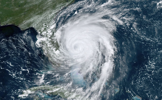 미 국립해양대기청(NOAA)이 3일(현지시간) 공개한 GOES-16 지오컬러 위성 사진에 허리케인 도리안이 대서양 플로리다 동쪽 해안에서 이동하는 모습을 보여주고 있다. AP/뉴시스