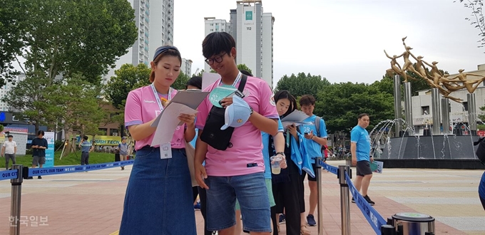 K리그 여성팬들이 지난달 24일 DBG대구은행파크에서 열린 대구와 강원의 경기에 앞서 본보 설문에 응하고 있다. 대구=김형준 기자