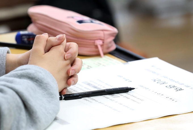 2019년 전국연합학력평가 치러진 4일 오전 서울 영등포구 여의도여자고등학교에서 한 학생이 시험 시작 전 두 손을 모으고 있다. 뉴스1