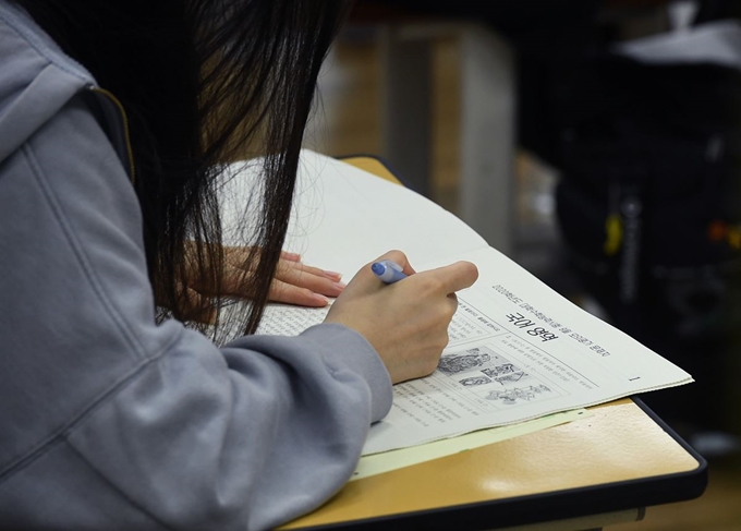 2019년 전국연합학력평가 치러진 4일 오전 서울 영등포구 여의도여자고등학교에서 고3 수험생들이 1교시 국어영역 시험을 보고 있다. 뉴스1