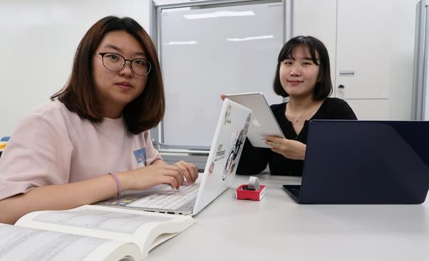 ‘2019 산업보안 논문 경진대회’에서 금상을 수상한 성신여대 융합보안공학과 박소현(오른쪽)·윤선우 학생