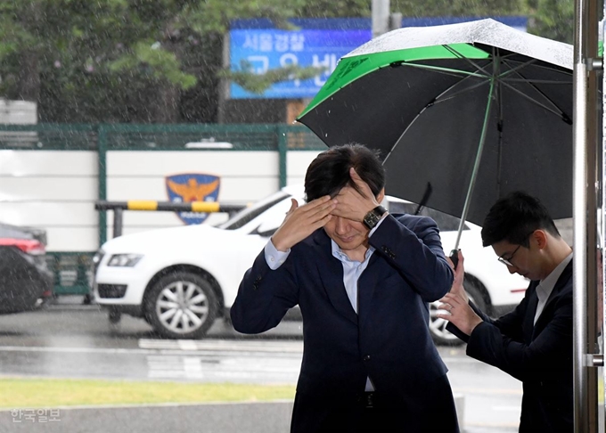 조국 법무부 장관 후보자가 4일 오전 인사청문회 준비단 사무실이 있는 서울 종로구 적선현대빌딩으로 출근하며 비에 젖은 머리를 쓸어 넘기고 있다. 서재훈 기자 spring@hankookilbo.com