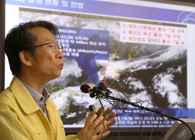 4일 오전 서울 동작구 기상청에서 정관영 예보정책과장이 제13호 태풍 '링링' 현황 및 전망을 발표하고 있다. 연합뉴스