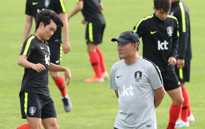 2020년 도쿄올림픽 본선 진출에 도전하는 한국 U-22 축구 대표팀이 시리아와의 평가전을 앞두고 2일 제주 서귀포에서 소집된 가운데 김학범(가운데)감독이 선수들의 훈련을 지켜보고 있다. 서귀포=연합뉴스