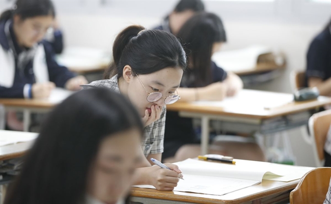 대전 서구 괴정고 3학년 학생들이 4일 오전 한국교육과정평가원 주관 대학수학능력시험 9월 모의평가 1교시 국어영역 시험을 치르고 있다. 대전=뉴스1