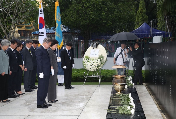 문재인 대통령과 김정숙 여사가 4일 오후(현지시간) 아웅산 국립묘지 대한민국 순국사절 추모비에서 묵념하고 있다. '아웅산 묘역 대한민국 순국사절 추모비'는 1983년 10월 9일 아웅산 국립묘지에 북한이 설치한 폭탄에 사망하거나 부상당한 한국 각료와 수행원들을 기리기 위해 2014년 6월 건립됐다. 양곤=연합뉴스