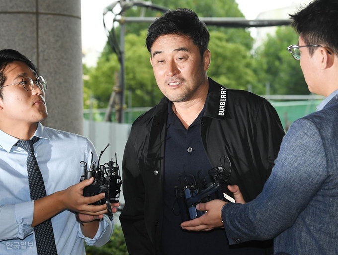 특수협박과 특수재물손괴, 모욕 혐의 등을 받고 있는 최민수가 4일 오후 서울 신정동 서울남부지방법원에서 진행된 선고 공판에 출석하고 있다.배우한 기자