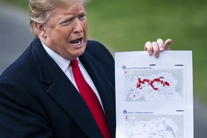 세계의 분쟁지역. 도널드 트럼프 미국 대통령이 지난 3월 20일 백악관을 나서며 기자회견을 하던 중 취재진을 향해 이슬람국가(IS)의 시리아 점령 현황을 표시한 지도를 들어 보이고 있다. 그는 “이것(위 지도)은 (2016년 대선) 선거일의 IS고, 저것(아래 지도)은 현재의 IS”라며 “IS는 오늘 밤까지 처리될 것이다. 오늘부로 IS는 없다”고 호언장담했다. 워싱턴=EPA 연합뉴스