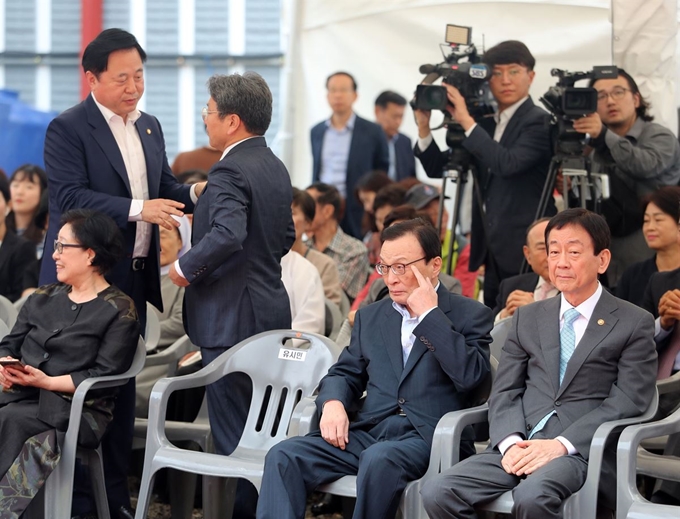 4일 오후 서울 종로구 원서동에서 열린 노무현 시민센터 기공식에 참석한 더불어민주당 김두관(뒷줄 왼쪽부터) 의원과 강기정 청와대 정무수석, 더불어민주당 이해찬(앞줄 왼쪽에서 두 번째) 대표, 진영 행정안전부 장관. 뉴시스