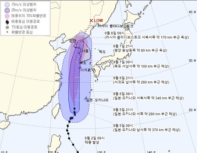 제13호 태풍 링링은 5일 오전 9시 기준 일본 오키나와 남서쪽 약 370㎞ 부근 해상을 지나 6일 오후 9시쯤 서귀포 남서쪽 약 280㎞ 부근 해상에 도착할 것으로 보인다. 기상청 제공