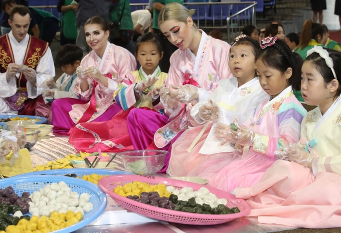 5일 오전 서울 송파구 서울놀이마당에서 어린이, 주민, 외국인 대학생 등이 추석을 앞두고 소외이웃에 전달할 송편을 빚고 있다. 연합뉴스