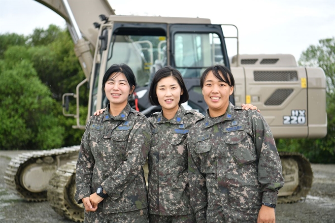 공군 91항공공병전대에서 근무하는 여군 중장비 기사 3총사인 황수미(왼쪽) 중사, 신희정(오른쪽) 상사, 강아영 하사. 뉴스1