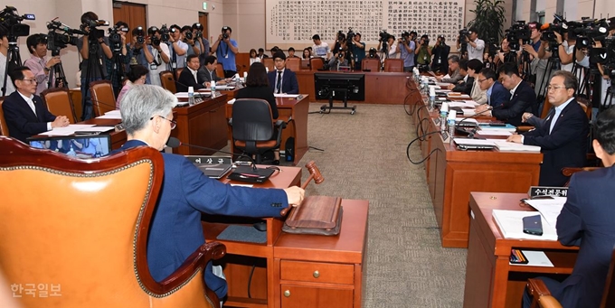 여상규 법사위원장이 5일 국회 법사위에서 조국 법무부장관 후보자에 대한 인사청문 일정 및 증인채택에 대한 여야 합의 안건을 상정처리하고 있다.오대근기자