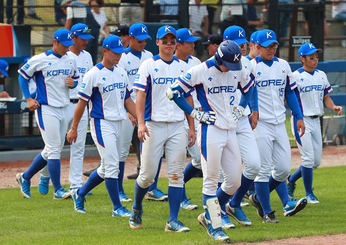 5일 부산 현대차드림볼파크에서 열린 '제29회 세계청소년야구선수권대회(WBSC U-18 야구월드컵)' 슈퍼라운드 한국과 대만의 경기에서 한국 선수들이 경기 종료 뒤 그라운드로 향하고 있다. 부산=연합뉴스