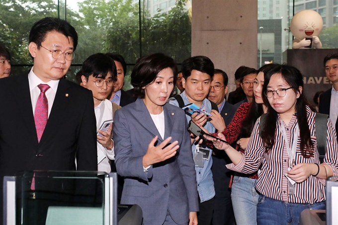 자유한국당 나경원 원내대표가 최근 조국 법무부 장관 후보자에 대한 실시간 검색어 조작 의혹 관련 5일 오후 경기도 성남시 네이버 본사를 항의 방문하고 있다. 연합뉴스