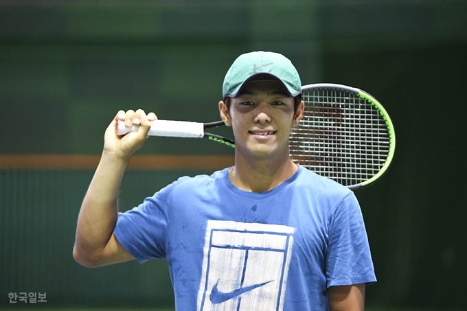 이덕희가 4일 오후 서울 송파구 한국체대 체육과학관 실내코트에서 한국일보와 인터뷰 도중 포즈를 취하고 있다. 박형기 인턴기자