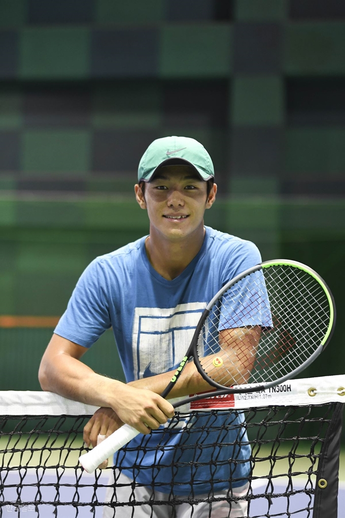 이덕희가 4일 오후 서울 송파구 한국체대 체육과학관 실내코트에서 한국일보와 인터뷰 도중 포즈를 취하고 있다. 박형기 인턴기자