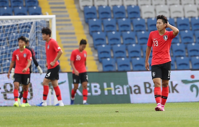 이강인(오른쪽)이 5일 터키 이스탄불 파티흐 테림 스타디움에서 열린 한국과 조지아의 평가전에서 실점한 뒤 아쉬워하고 있다. 이스탄불=연합뉴스