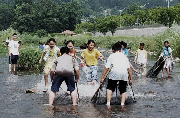 벌써 30여 년째 누런 물이 흐르는 위험지역. 처음부터 그런 건 아니었다. 어린 날, 동네사람 모두가 몸을 담그고 놀던 냇물. 여름이면 멱 감고 모래무지 잡고 또래들끼리 모여 천렵을 했다. 밤에 친구들과 나란히 누워 별자리를 찾던 모래밭의 사각거림은 얼마나 좋았던가. 한국일보 자료사진