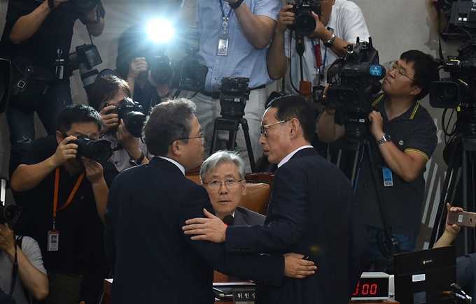 6일 서울 여의도 국회에서 열린 법제사법위원회 조국 법무부 장관 후보자 인사청문회에서 더불어민주당 송기헌 간사(왼쪽)와 자유한국당 김도읍 간사가 의견 조율을 하고 있다. 서재훈 기자