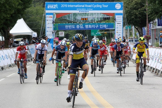 '투르 드 디엠지(Tour de DMZ) 2019 국제 자전거대회' 참가자들이 대회 첫날인 30일 강원 인제체육관 앞을 출발하고 있다. 인제=연합뉴스