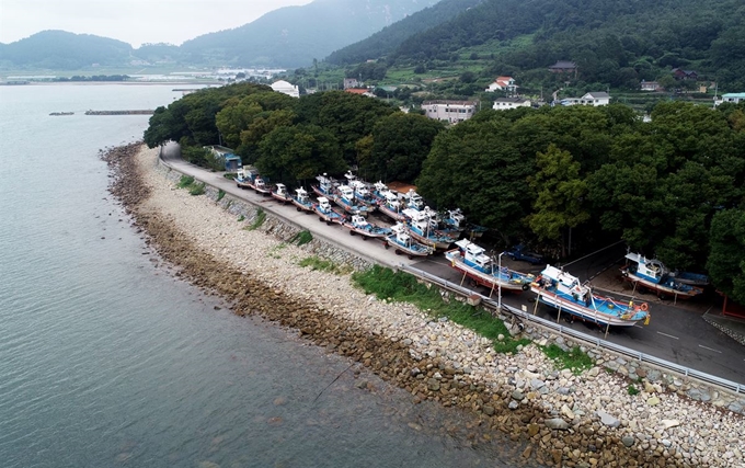 제13호 태풍 '링링'(LINGLING)이 한반도를 향해 북상 중인 6일 오전 경남 남해군 이동면 원천마을 인근 해안도로에 소형 어선들이 줄지어 세워져 있다. 뉴시스