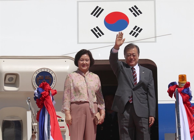 라오스 국빈 방문 일정을 마친 문재인 대통령과 김정숙 여사가 6일(현지시간) 와타이 국제공항에서 전용기에 오르기 전 환송객들에게 손을 흔들어 인사하고 있다. 청와대사진기자단