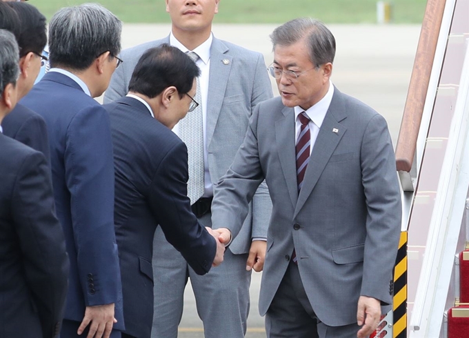 동남아 3개국 순방 후 귀국한 문재인 대통령이 6일 오후 서울공항에서 더불어민주당 이해찬 대표 등과 인사하고 있다. 연합뉴스