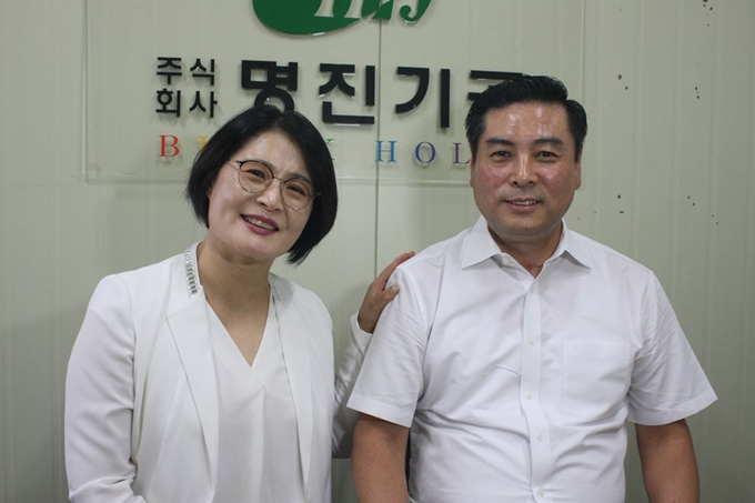 김향자(왼쪽) 정대근 명진기공 공동대표가 다정하게 포즈를 취했다. 김 대표는 운영을, 정 대표는 기술 개발 분야를 맡아 30년째 호흡을 맞추고 있다. 김광원기자 jang750107@hankookilbo.com