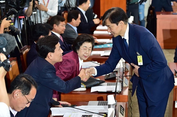 조국(오른쪽) 법무부 장관 후보자가 6일 오전 열린 국회 법사위 인사청문회에서 김진태 자유한국당 의원과 인사하고 있다. 연합뉴스