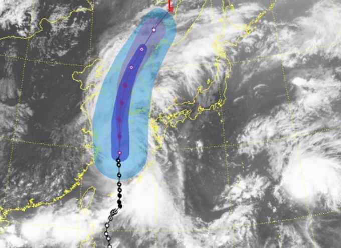 13호 태풍 ‘링링’이 6일 제주도 해상에서 서해안을 향해 북상하고 있다. 기상청은 우리나라 대부분 지역이 태풍의 위험반원에 들어 역대급 태풍 못지 않은 피해를 야기할 것으로 내다봤다. 사진은 이날 오후 기준 '링링'의 위성 사진과 예상 경로. 기상청 홈페이지 캡처