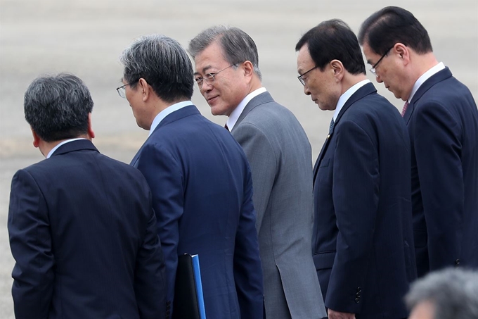 아세안 3개국 순방을 마치고 6일 귀국한 문재인 대통령이 경기 성남 서울공항에서 참모들과 이야기를 나누고 있다. 성남=뉴스1