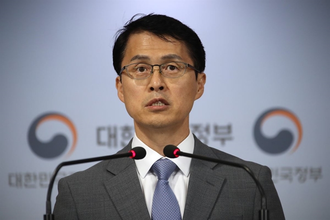 최원호 과학기술정보통신부 거대공공연구정책관이 5일 정부서울청사 브리핑실에서 국제원자력기구(IAEA)에 후쿠시마 원전 오염수 처리와 관련해 협조를 요청하는 서한문 발송을 시작으로 IAEA 국제공조 체제 구축을 위한 활동에 착수한다고 밝히고 있다. 연합뉴스