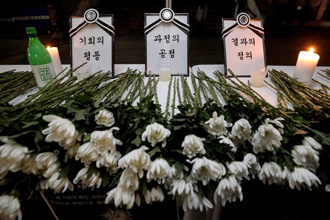 6일 오후 서울 안암동 고려대학교 민주광장에서 열린 '고려대학교 3차 집회'에 조국 법무부 장관 후보자 딸 입시특혜 의혹을 규탄하는 분향소가 설치돼 있다.'기회의 평등, 과정의 공정, 결과의 정의'가 숙환(위선과 편법)으로 별세했다고 밝힌 이번 집회에는 총학생회와 관계 없이 학생들이 자발적으로 참가했다. 뉴시스