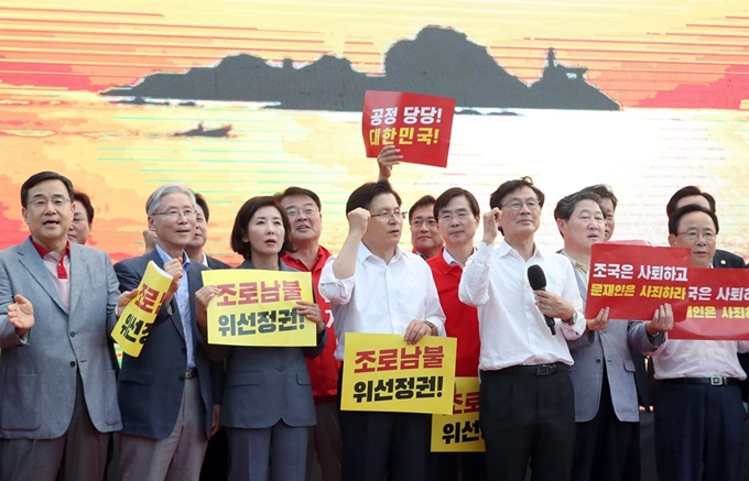 지난달 30일 부산 부산진구 송상현광장에서 자유한국당이 마련한 문재인 정권 규탄 집회에 참석한 황교안 대표와 나경원 원내대표가 조국 법무부 후보자 사퇴를 촉구하고 있다. 연합뉴스