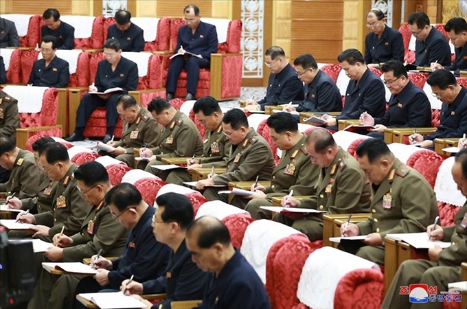 김정은 북한 국무위원장이 6일 노동당 중앙군사위원회 비상확대회의를 긴급 소집하고 태풍 '링링' 북상에 대한 대책을 논의했다고 조선중앙통신이 보도했다. 조선중앙통신 연합뉴스