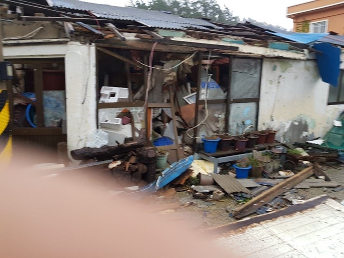 신안군 흑산면 예리마을 한 가구가 전복돼 쓰레기장으로 변했다. 독자 제공