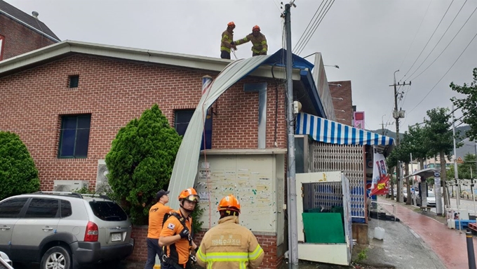 119 대원들이 7일 낮 경북 구미시 주택가에서 강풍으로 파손된 구조물을 치우고 있다. 경북소방본부 제공