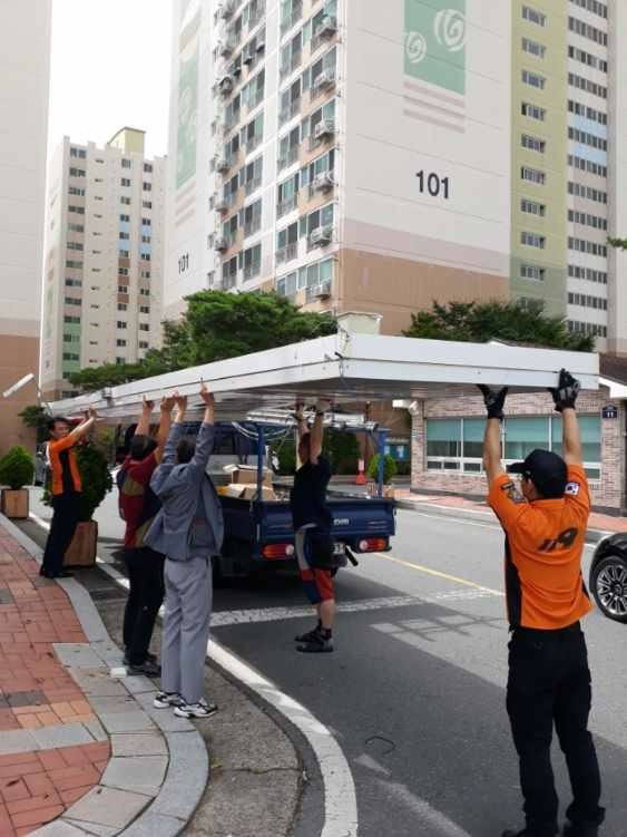 119대원과 지역 주민들이 7일 오전 경북 경산시 한 주택가에서 탱풍 링링이 몰고온 강풍으로 떨어진 간판을 치우고 있다. 경북소방본부 제공