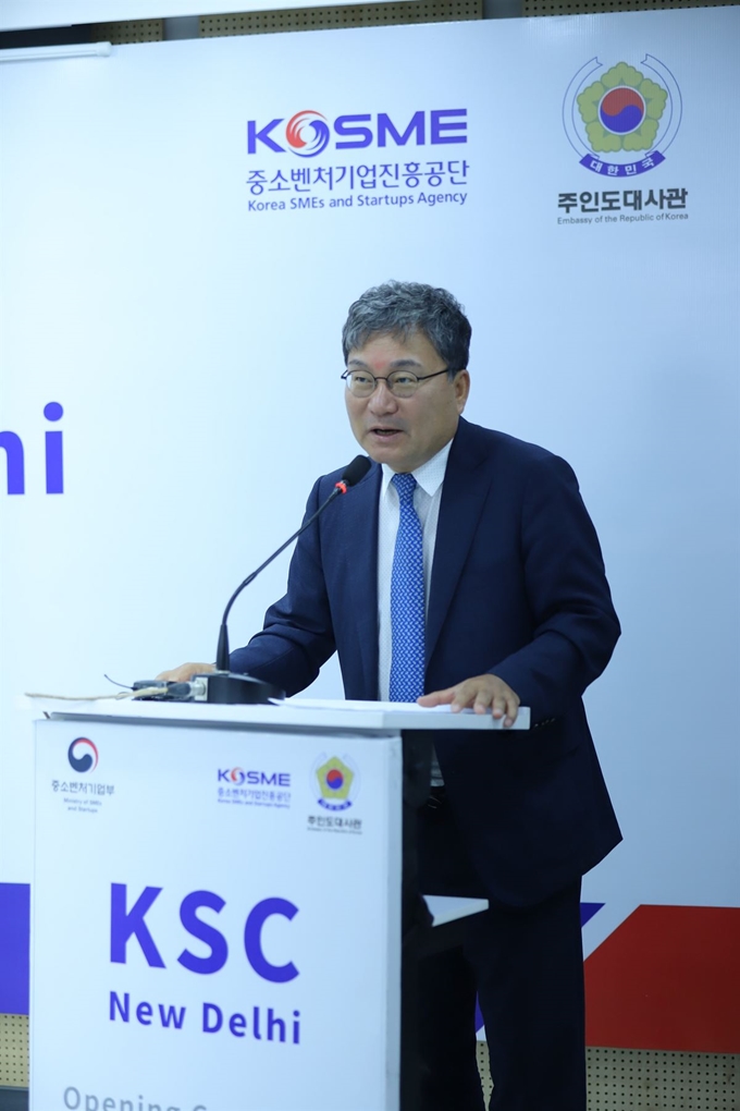 이상직 중소벤처기업진흥공단 이사장이 지난 6일 인도 뉴델리에서 열린 코리아 스타트업 센터(KSC) 개소식에서 인사말을 하고 있다. 중소벤처기업진흥공단 제공