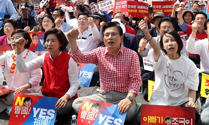 자유한국당 황교안 대표와 나경원 원내대표가 31일 서울 종로구 사직공원 인근에서 ‘살리자 대한민국, 문 정권 규탄’ 집회를 열고 조국 법무부 장관 후보자 사퇴를 촉구하고 있다. 뉴시스