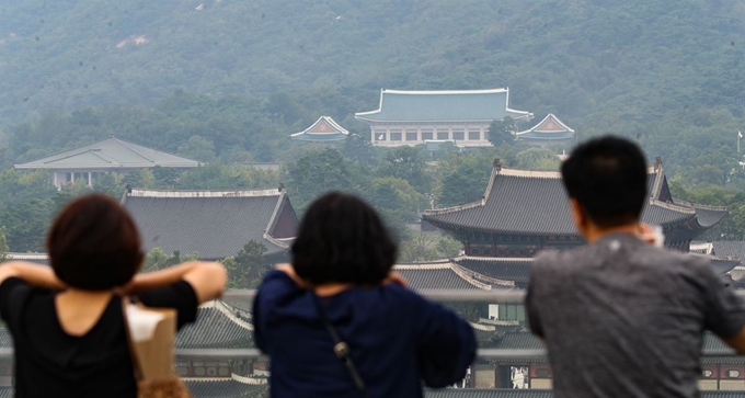 문재인 대통령이 조국 법무부 장관 후보자 임명 여부를 놓고 숙고에 숙고를 거듭하고 있는 것으로 알려져 최종 결심에 관심이 집중되고 있다. 사진은 8일 시민들이 청와대를 바라보는 모습. 연합뉴스