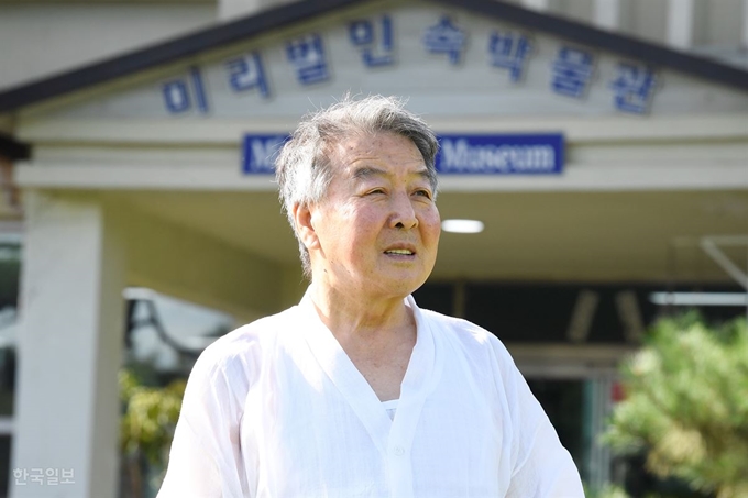 [저작권 한국일보] 성재정 관장이 9일 오후 경남 밀양시 초동면 미리벌민속박물관 입구를 배경으로 포즈를 취하고 있다. 밀양=전혜원 기자 iamjhw@hankookilbo.com