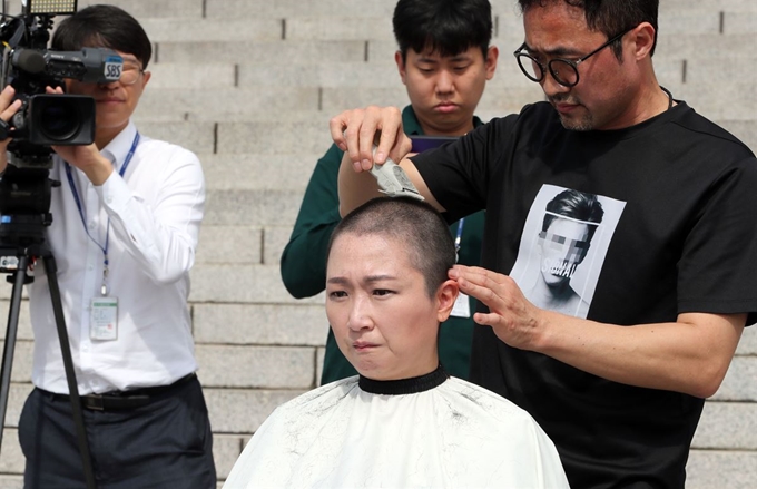 이언주 무소속 의원이 10일 서울 여의도 국회 본청 계단에서 삭발식을 하고 있다. 이언주 의원은 '조국 임명 규탄" 삭발식에 앞서 기자회견을 통해 "조국을 통해 86운동권 세력들의 민낯이 드러났다"고 말했다. 2019.9.10/뉴스1