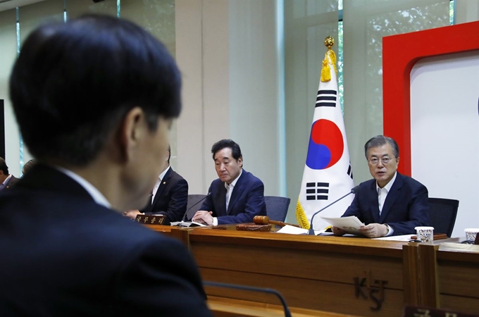 조국 법무부 장관이 10일 오전 성북구 한국과학기술연구원(KIST)에서 현장 국무회의 중 문재인 대통령의 발언을 듣고 있다. 연합뉴스