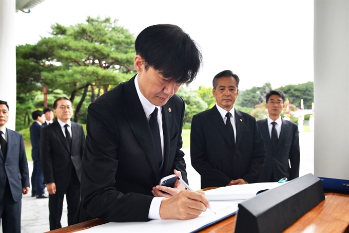 조국 신임 법무부 장관이 10일 오전 국립서울현충원을 방문, 참배한 뒤 방명록을 작성하고 있다. 국립서울현충원 제공.