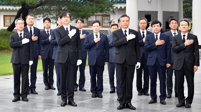 조국 신임 법무부 장관이 10일 오전 국립서울현충원 현충탑을 방문, 국기에 대한 경례를 하고 있다. 국립서울현충원 제공