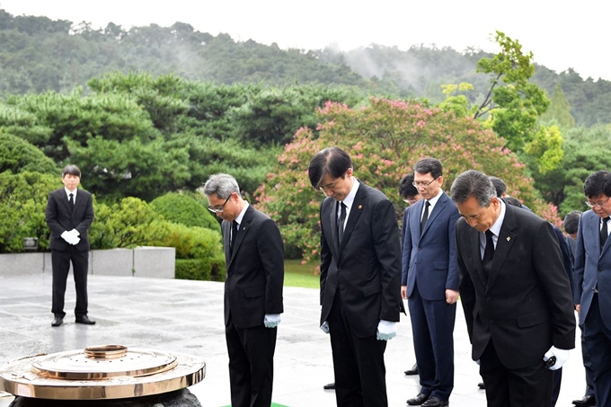 조국 신임 법무부 장관이 10일 오전 국립서울현충원 현충탑을 방문, 참배하고 있다. 국립서울현충원 제공